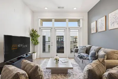 Image de Skyline Retreat - Free Parking, Pool, Balcony