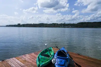Image de Wide Lake View: Kayaks 🚣, Private Dock, Fire pit, Sleeps 12