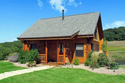 Image de The Edelweiss Cabin. 10 minutes from Downtown Dubuque. Lorelei Cabin Collection.