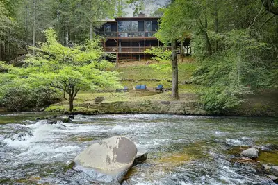 Image de Riverbend Lodge - Riverfront | Screened Area w Outdoor Fireplace | Firepit