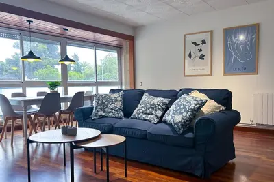 Image de Spacious City Centre Apartment w/ Parking by Hostem