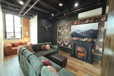 Image de Heart of Mystic Falls - Apartment right on the square