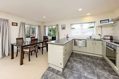 Central 3bdrm home w/garden