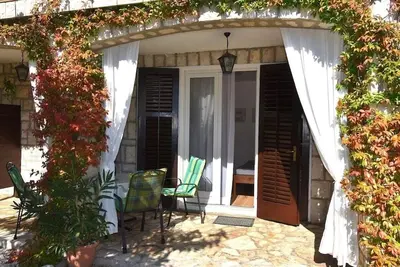 Image de Appartement de deux chambres avec la terrasse Banjol, Rab (A-24672-a)