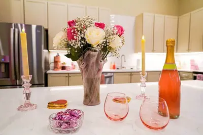 Image de Rose Quartz Suite - New 2 bdrm/2 bath