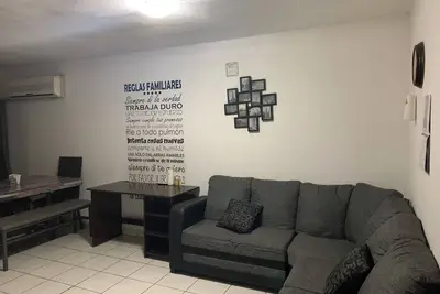 Image de Large 8 Bed House 15 min from Airport with Wi-Fi and A/C in Industrial Zone