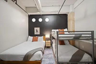 Image de Modern Downtown Apartment| Pool, Laundry, Valet Parking
