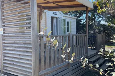 Image de Mobil-home avec terrasse et piscine chauffée au cœur de la station balnéaire