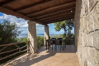 Image de A welcoming and charming 71 square meters villa, perfect for four people, with a private entrance (two steps to access). The property is located in an extremely quiet location and is surrounded by the lush Sardinian nature: from the veranda you can enjoy