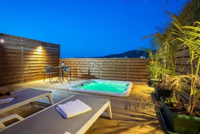 Image de Sweet Sissi 2br Residence with Jacuzzi Sleeps 6