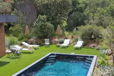 Image de Villa contemporaine avec piscine privée à Palombaggia