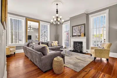 Image de Stunning Home in Savannah’s Design District, Near Forsyth by Lucky Savannah