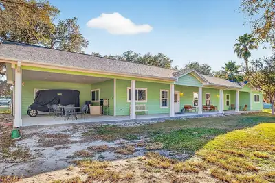 Image de 2-Bedroom Duplex Rental – Walk to Fulton Pier