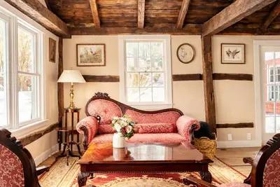 Image de Classic Red Farmhouse Retreat by Nature Preserve