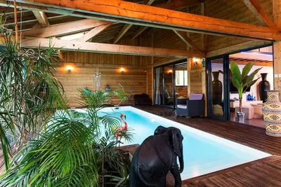 Image de Chalet avec piscine inter jacuzzi  + parc de 10 ha
