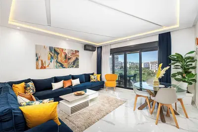 Pool View 3br & 2ba, 5-min to Train Station & Beach, Elevator & Balcony