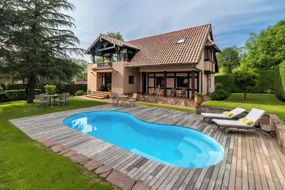 Image de Casa Velasco à Esles : charme, piscine privée et nature en Cantabrie
