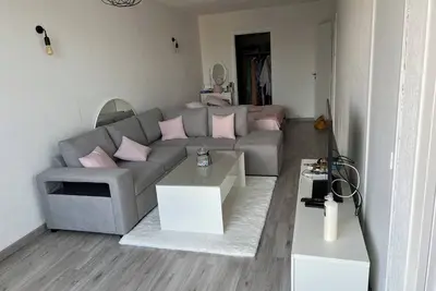 Image de Studio tout confort à 10 minutes de la plage à pied à côté de tout commerce