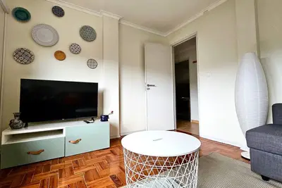 Image de Lisbonne à proximité. Nature tout autour. Plage toujours.