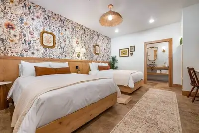 Image de New-Luxury Private Lodge-2 minutes to Jasper Square- Easy Hiking & River Access