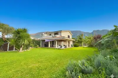 Image de Villa Hope a stone's throw from the sea