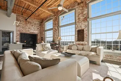 Image de Top Floor River View, Historic Mill Loft, Sleeps 6