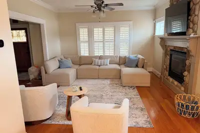 Image de Serenity Stay - Private Home Near Beach!