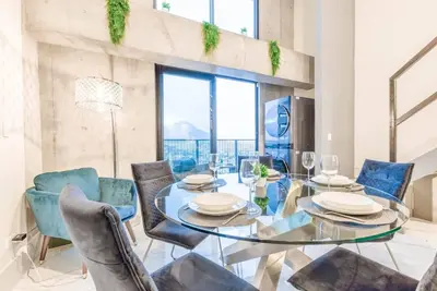 Image de Lujoso Departamento con doble altura, 3 recámaras y 2 pisos en zona La Purísima