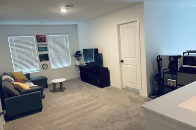 Image de Fabulous 2-bedrooms private rooms upstairs with Game Room Access in a prime area