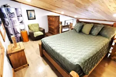 Image de Cozy Spacious Cabin in Tiny House Village! 10a