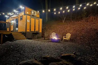 Image de The Fox Den - Peaceful Tiny Home Retreat in the Mountains w/ Hot Tub & Fire Pit
