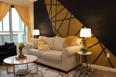 Image de Chic Escape • King Bed, Pool, 24/7 Gym + Hot Tub