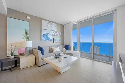 Image de Luxury 32nd Floor Condo | Full Beach Club Access