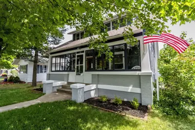 Image de Welcome to Downtown Beulah Beauty — Your All-Season Northern Michigan Escape