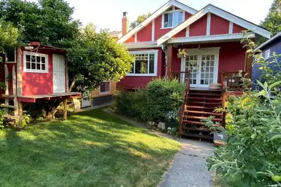 Image de Your home away from home in Vancouver - steps to everything!