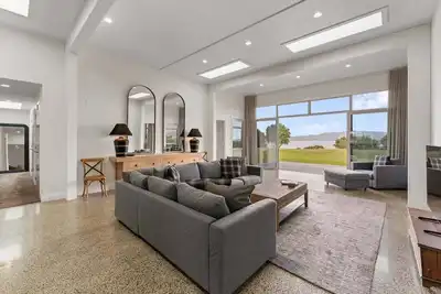 Image de Lakefront Kuiwai - lakefront with spa pool