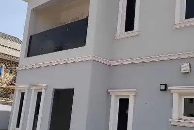 Image de Luxury 4-bedroom house in a secure estate inside Abuja with power supply and Ac