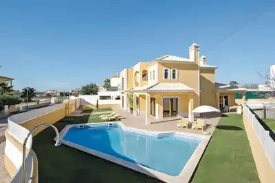 Image de V4 avec Piscine Privée dans un Endroit Calme