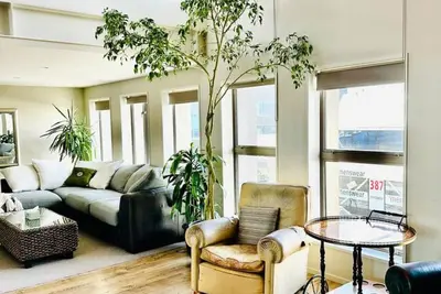 Image de Stylish Art Loft with Spa & Soaring Ceilings