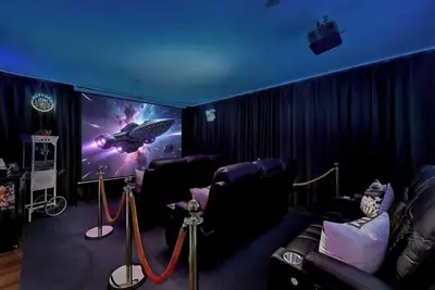 Image de Arcade • Theater • Gym • Office • Sleeps 15