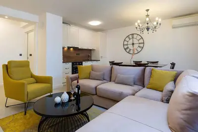 Image de Appartement de vacances avec un intérieur confortable et une grande loggia