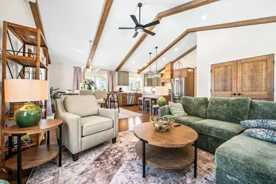 26 Hilltop | Views | Pet Friendly