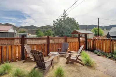 Image de Prime Location • Fire Pit • Private, Landscaped Backyard