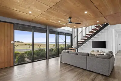 Image de Family sized home or couples retreat with plenty of space with spectacular views