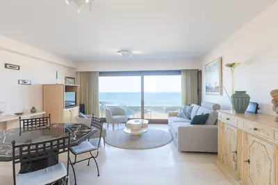 Image de Appartement spacieux avec vue directe sur la mer