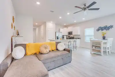 Image de Nurse-Ready Rental 2 Mi to Uwf Campus & Hospital!