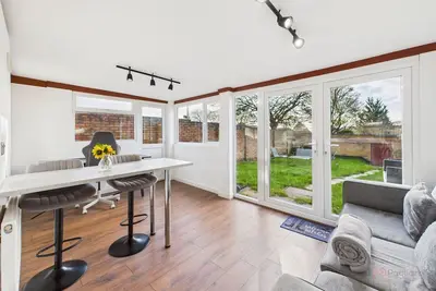 Image de 3-Bed Semi-Detached Perfect for Work & Family with Parking