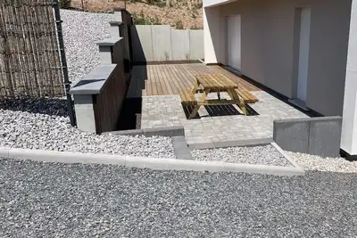 Image de Pause nature entre ville et forêt dans une maison avec spa