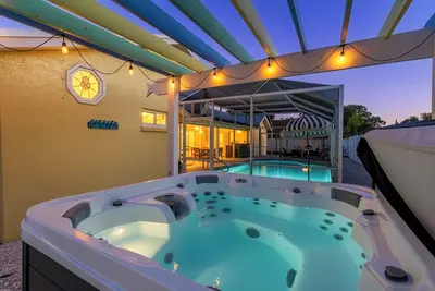 Image de Sleeps 12~Close to Ami~Covered Pool~Hot Tub~Bbq~Putt Putt~Game Room