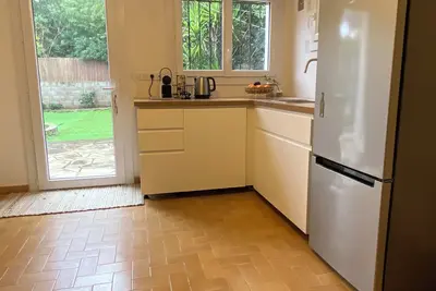 Image de Cozy holiday apartment, quiet neighbourhood, town center & beach by foot